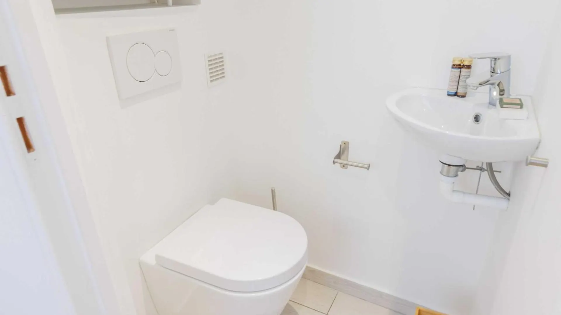 1 Bdr -4p 16th Near Trocadero