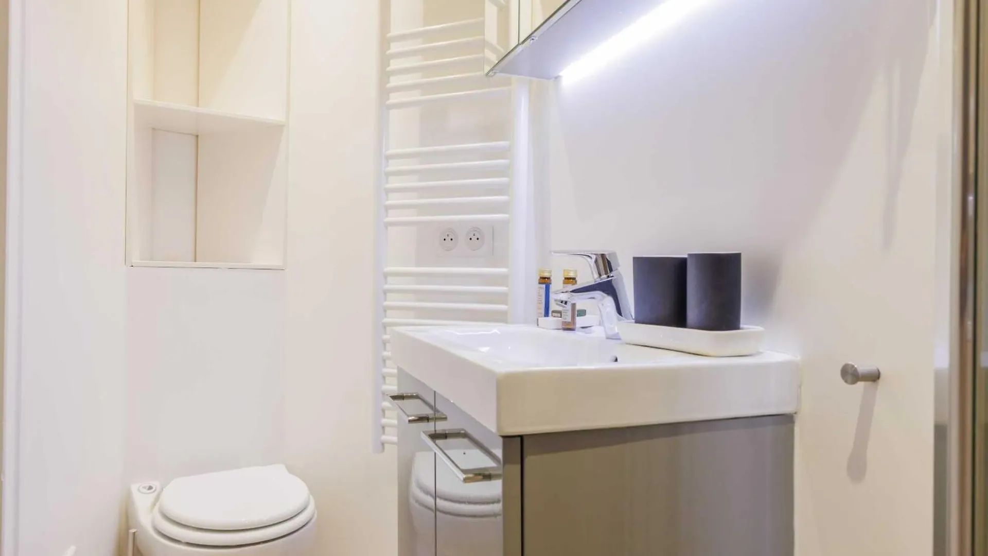 1 Bdr -4p 16th Near Trocadero *